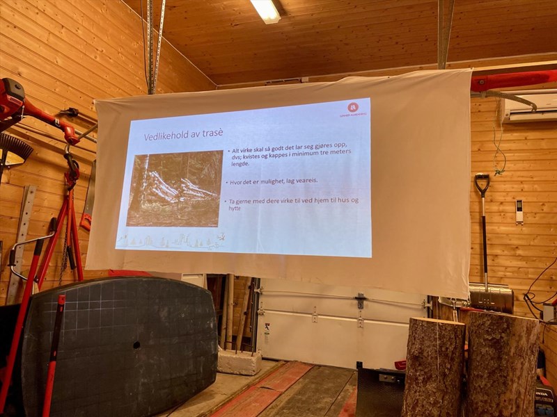 Amund Wøien fra Lunner Almenning fortalte om uttak av virke, alle skogskadene sist vinter – og hva man skal gjøre når man rydder virke. Foto: Lene Li Dragland